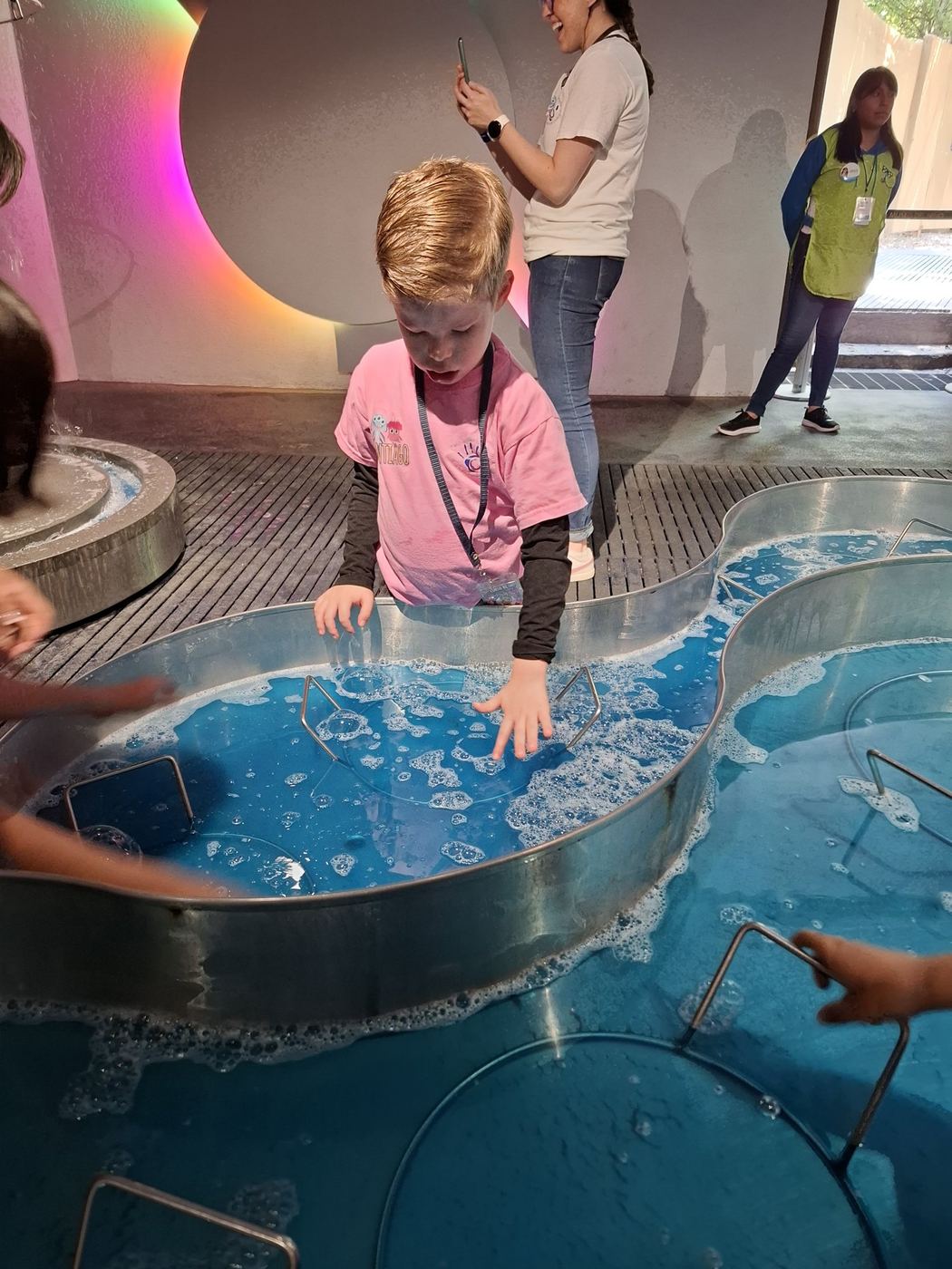 Curso de verano Crea — niños descubriendo