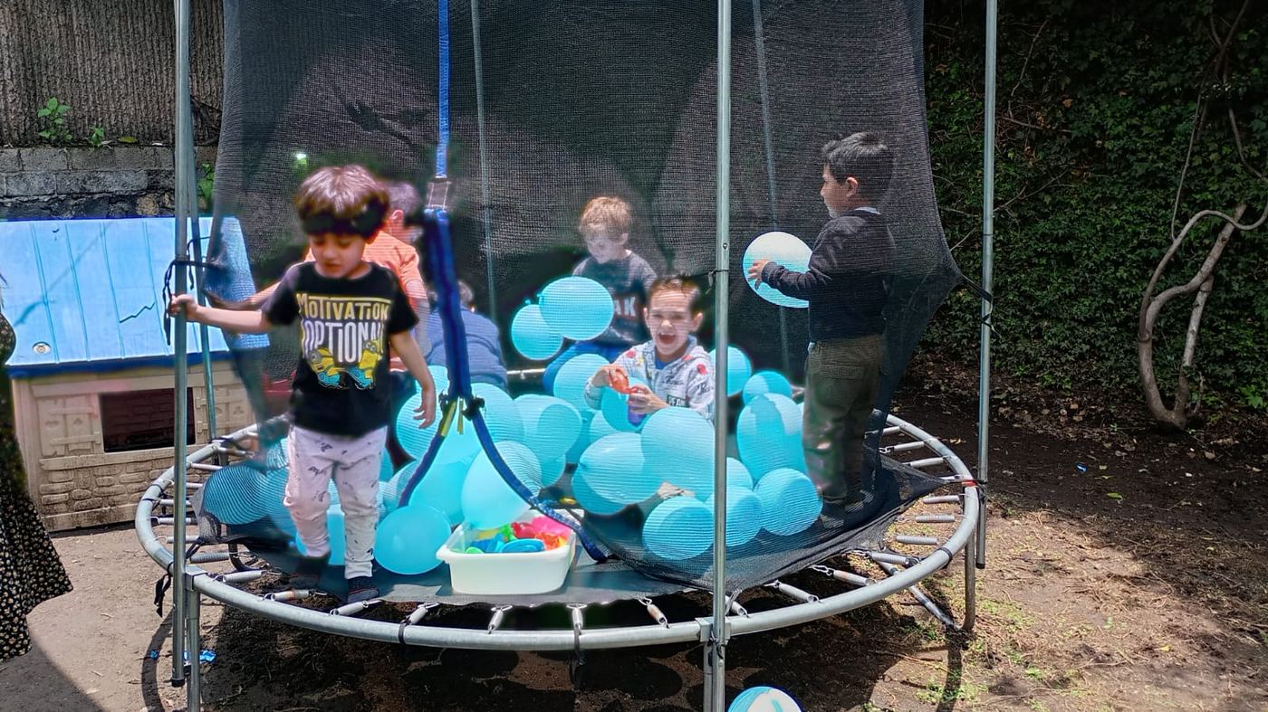 Equipo con niños